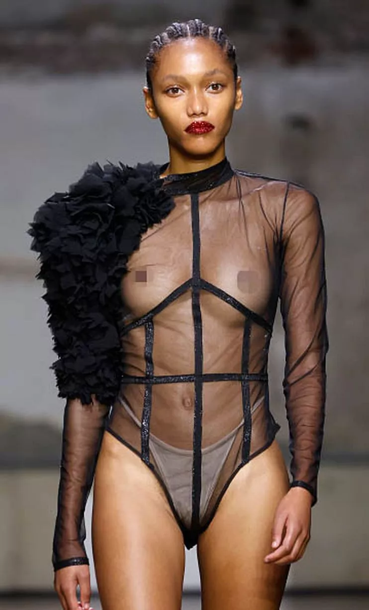 model nude runway