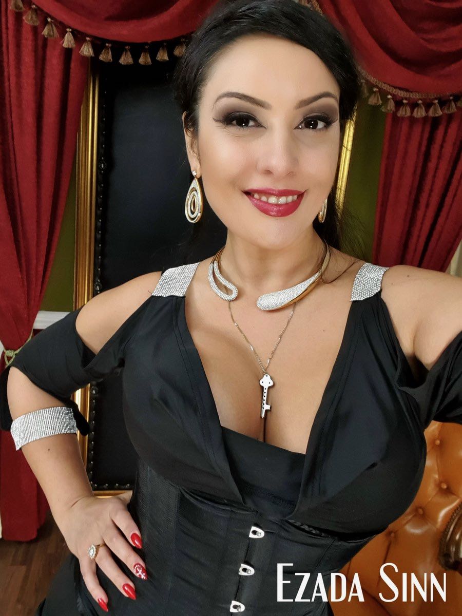 Mistress Ezada Sinn Femdom pokemon desnuda