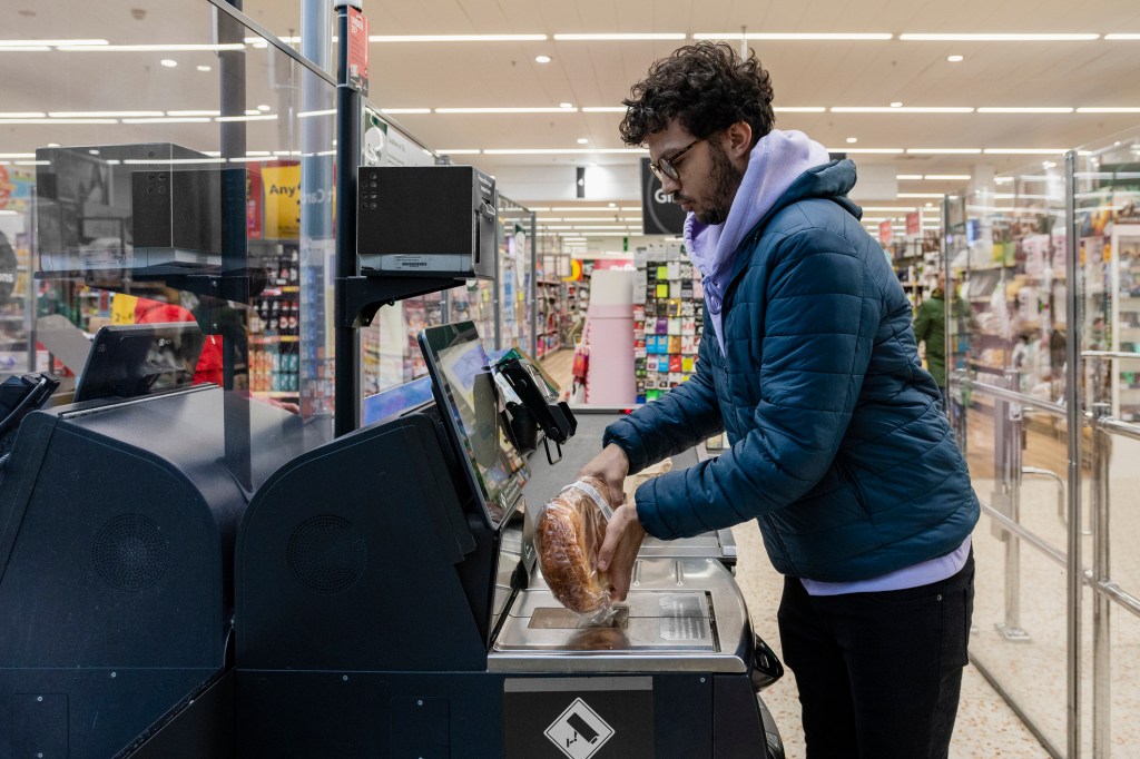 bengt nelson add photo flashing in grocery store