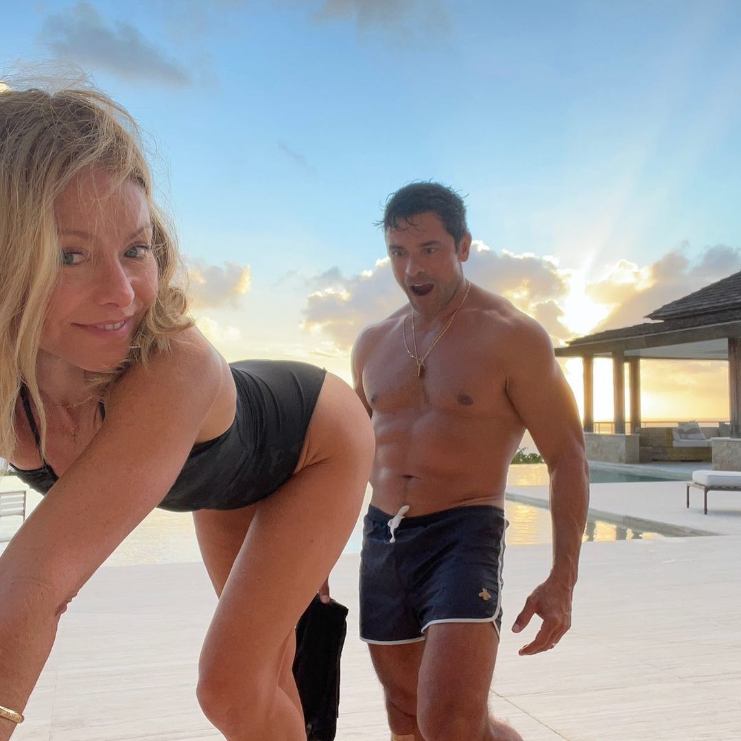 kelly ripa topless