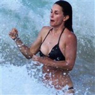 chiqui hernandez add nude pictures of courteney cox photo