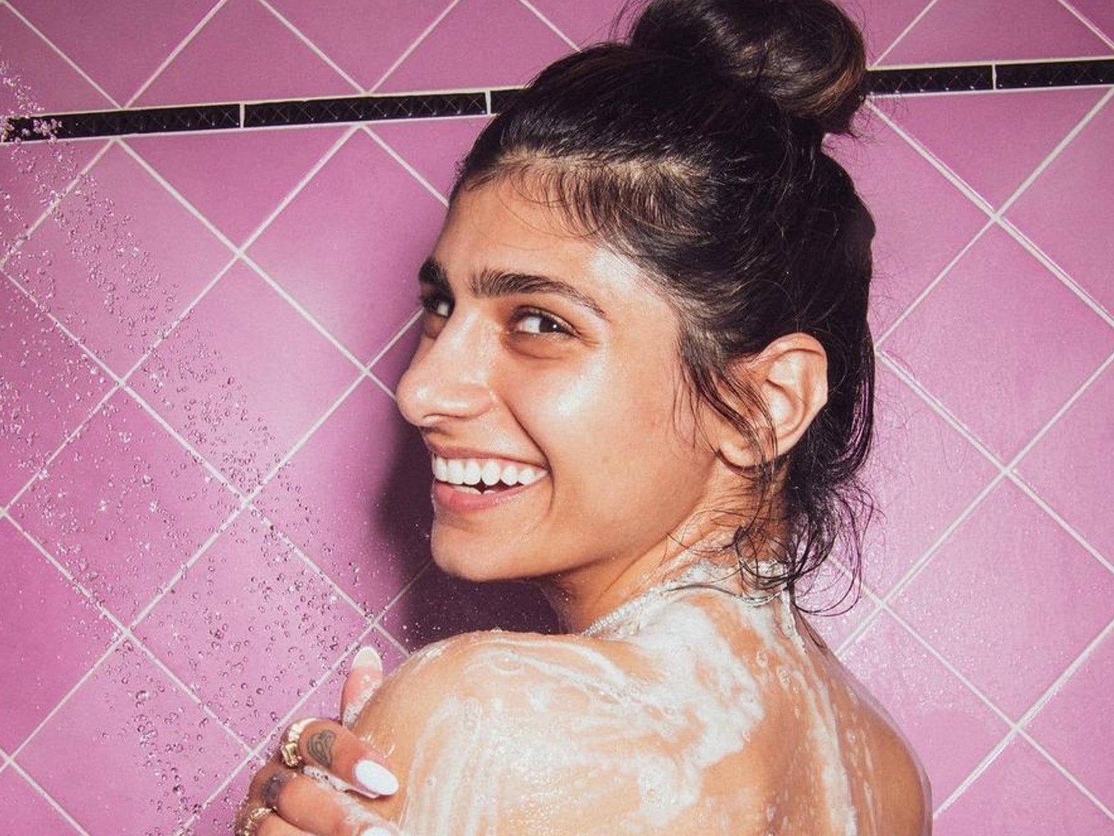 denise brine add mia khalifa bath photo